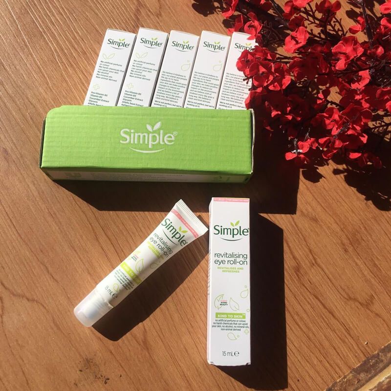 برای بزرگنمایی تصویر دوبار کلیک نمایید کرم دور چشم رولی سیمپل Simple مدل Revitalising حجم 15 میلی لیتر