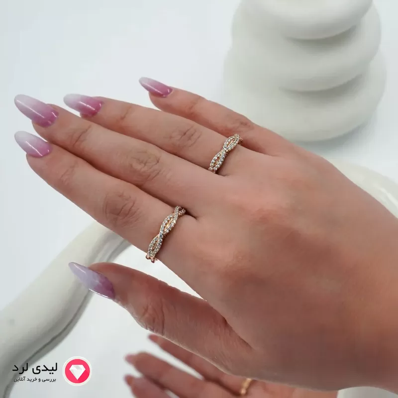 برای بزرگنمایی تصویر دوبار کلیک نمایید انگشتر ژوپینگ طلایی با طراحی پیچخورده و نگین کد 12610